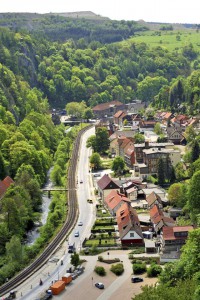 Mitten im Ort führt ein Portal zur Hermannshöhle in den Berg hinein. Foto: djd/Tourismusbetrieb der Stadt Oberharz am Brocken - Rübeländer Tropfsteinhöhlen
