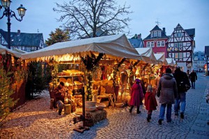 Am Schillerplatz lädt das Wetzlarer Adventsdorf zum Bummel ein. Foto: djd/Tourist-Information Wetzlar
