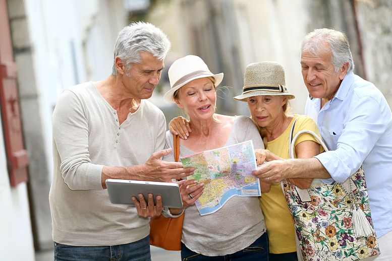 Besonders Menschen ab 60 Jahren und Patienten mit chronischen Erkrankungen sollten ihren Impfstatus vor einer Reise, ob nah oder fern, überprüfen lassen.