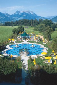 Blick auf das Hotel Peternhof in Kössen in Tirol: Im Innern des Hauses kann eine Wohlfühl-Weltreise der besonderen Art beginnen. Foto: djd/Peternhof