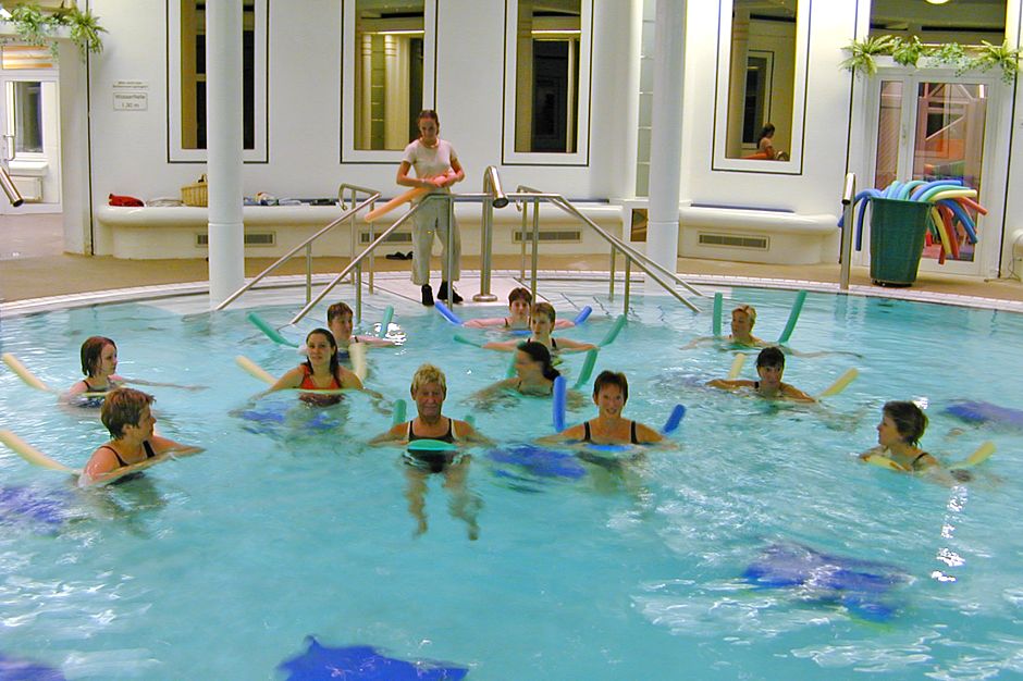 Die gesundheitsfördernde Kraft des Meerwassers lässt sich beispielsweise bei Aquarobic im Solebecken in der Nordseetherme Bensersiel erleben. Foto: djd/Tourismusbetrieb Esens-Bensersiel