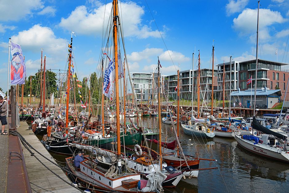 Der Stader Stadthafen ist beliebtes Ziel für Segler und Motorbootfahrer. Auch verschiedene Ausflugsfahrten starten von hier. Foto: djd/Tourismusverband Landkreis Stade/Martin Elsen