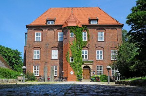 Schloss Agathenburg bei Stade: Das Renaissanceschloss präsentiert hochkarätige Ausstellungen zeitgenössischer Kunst und Konzerte vor märchenhafter Kulisse. Foto: djd/Tourismusverband Landkreis Stade