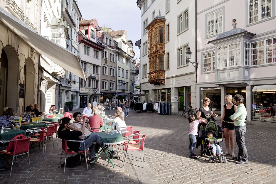 Die historische Altstadt von St.Gallen mit ihren sehenswerten Gebäuden lädt nicht nur zum Schlendern, sondern auch zum Schlemmen ein. Foto: djd/St. Gallen-Bodensee Tourismus