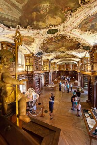 Die barocke Stiftsbibliothek in St.Gallen beherbergt nicht nur Bücher, sondern auch eine ägyptische Mumie. Foto: djd/St. Gallen-Bodensee Tourismus