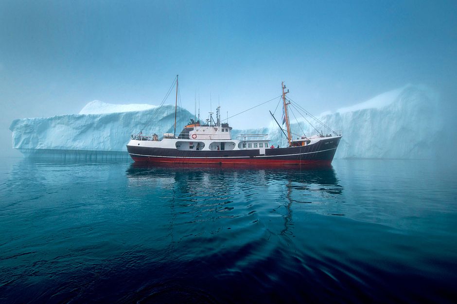 Im Vergleich zu den Eisbergen der Diskobucht sieht die knapp 34 Meter lange "Cape Race" klein aus. Foto: djd/Polar Kreuzfahrten