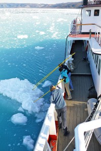 Erfahrene Expeditionsleiter erklären den Passagieren die eisigen Phänomene der Arktis. Foto: djd/Polar Kreuzfahrten