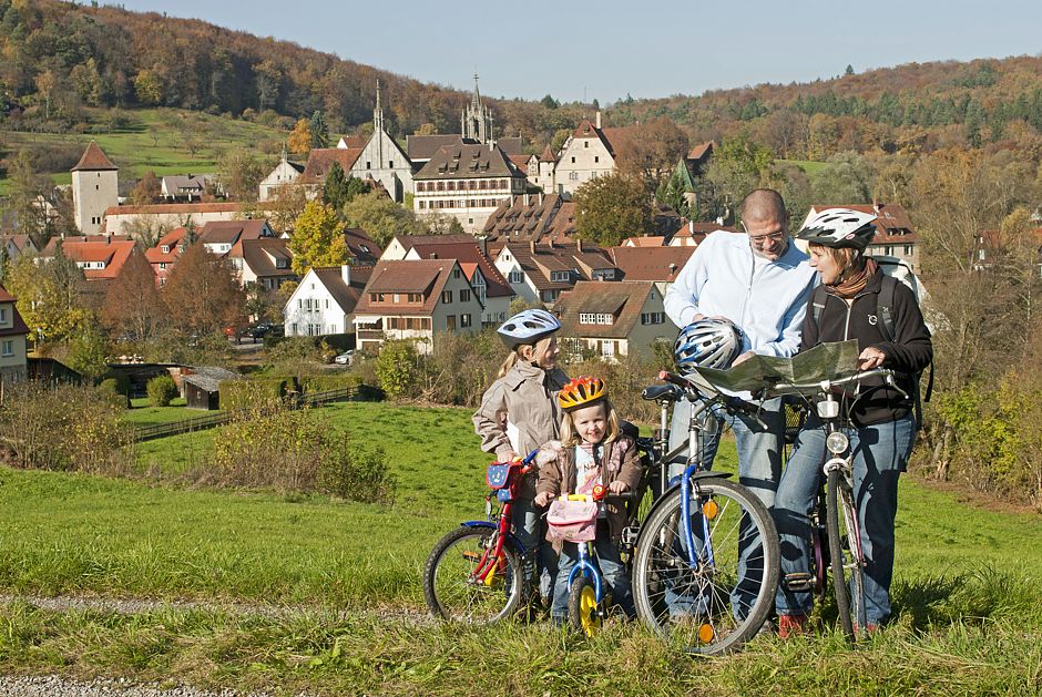 Mit dem Raderlebnis für alle Sinne hat der Landkreis Tübingen ein besonderes Angebot für Familien mit Kindern geschaffen. Foto: djd/Tourismusförderung Landkreis Tübingen/G. Groe