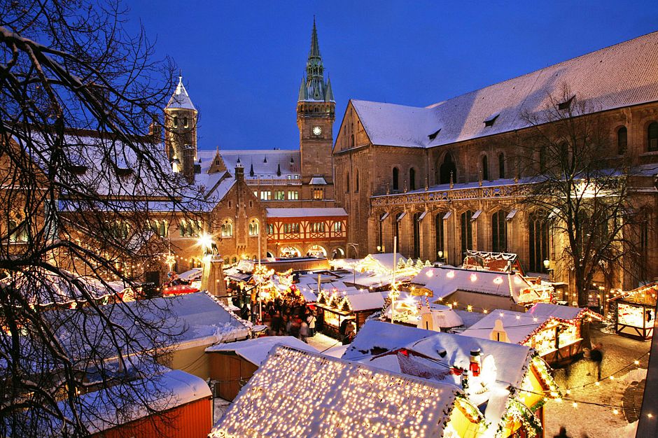 Märchenland: Der Braunschweiger Weihnachtsmarkt zieht Jahr für Jahr hunderttausende Besucher an. Foto: djd/Braunschweig Stadtmarketing, b²werbung&design