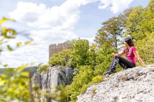 Ruine Reußenstein- Die idyllische Naturlandschaft rund um den Albtrauf lädt zu ausgiebigen Entdeckungstouren ein. Foto: djd/Landratsamt Göppingen