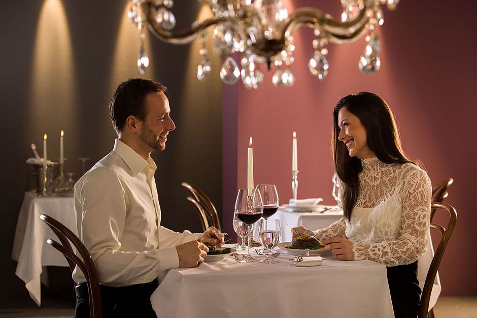 Nicht nur für frisch Verliebte ist ein romantisches Candlelight-Dinner ein Geschenk, das lange in Erinnerung bleibt. Auch zu Weihnachten oder zum Kennenlerntag ist dieses Präsent eine originelle Idee. Foto: djd/Jochen Schweizer