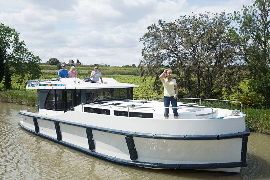 Gefühl von Freiheit und Abenteuer: Die führerscheinfreien Hausboote steuert man selber - Vorkenntnisse sind nicht nötig. Foto: djd/LeBoat