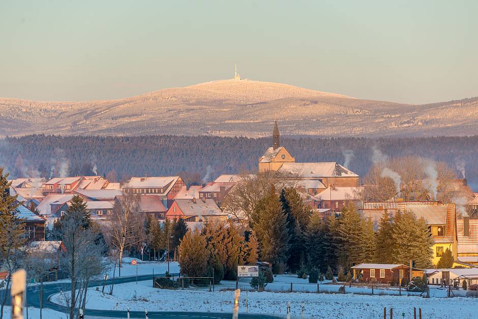 Über den beschaulichen Bergdörfern grüßt der Brocken, Norddeutschlands höchster Gipfel. Foto: djd/Tourismusbetrieb der Stadt Oberharz am Brocken - Rübeländer Tropfsteinhöhlen