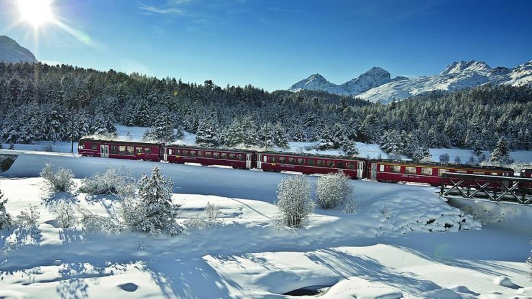 txn. Ein unvergessliches Erlebnis: mit der Rhätischen Bahn in komfortablen Panoramawagen die schneebedeckten Alpen überqueren. Die Tagestour ist für viele Schweiz-Urlauber der Höhepunkt ihres Winterurlaubs. Foto: Rhätische Bahn/txn