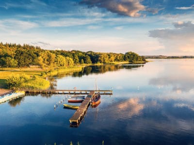 Wunderschöner See in Mecklenburg-Vorpommern mit Kutter