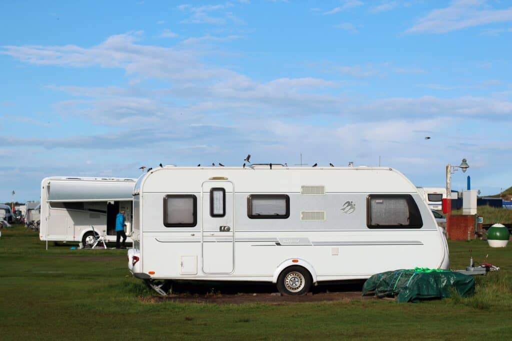 Wohnwagen auf einem Campingplatz