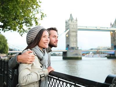 Junges Paar an der Tower Bridge in London
